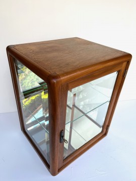 VITRINE 1930 en bois de noyer, verres biseautés, miroir mercurisé