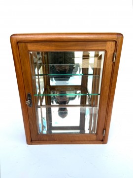 VITRINE 1930 en bois de noyer, verres biseautés, miroir mercurisé