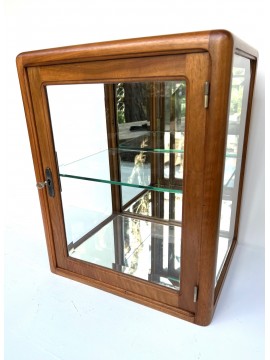 VITRINE 1930 en bois de noyer, verres biseautés, miroir mercurisé