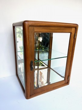 VITRINE 1930 en bois de noyer, verres biseautés, miroir mercurisé