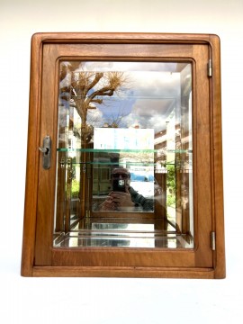 VITRINE 1930 en bois de noyer, verres biseautés, miroir mercurisé