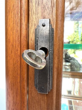 VITRINE 1930 en bois de noyer, verres biseautés, miroir mercurisé