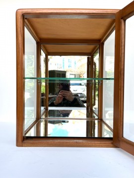 VITRINE 1930 en bois de noyer, verres biseautés, miroir mercurisé