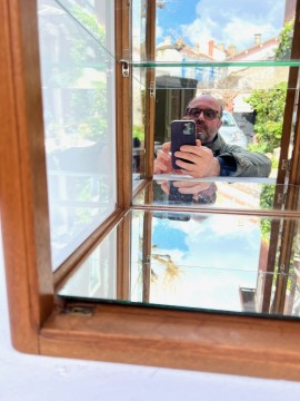 VITRINE 1930 en bois de noyer, verres biseautés, miroir mercurisé