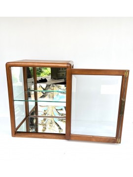 VITRINE 1930 en bois de noyer, verres biseautés, miroir mercurisé