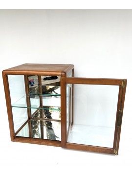 VITRINE 1930 en bois de noyer, verres biseautés, miroir mercurisé