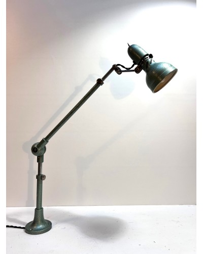 LAMPE ARTICULEE VERTE MARTELEE  de LUMINA 1960